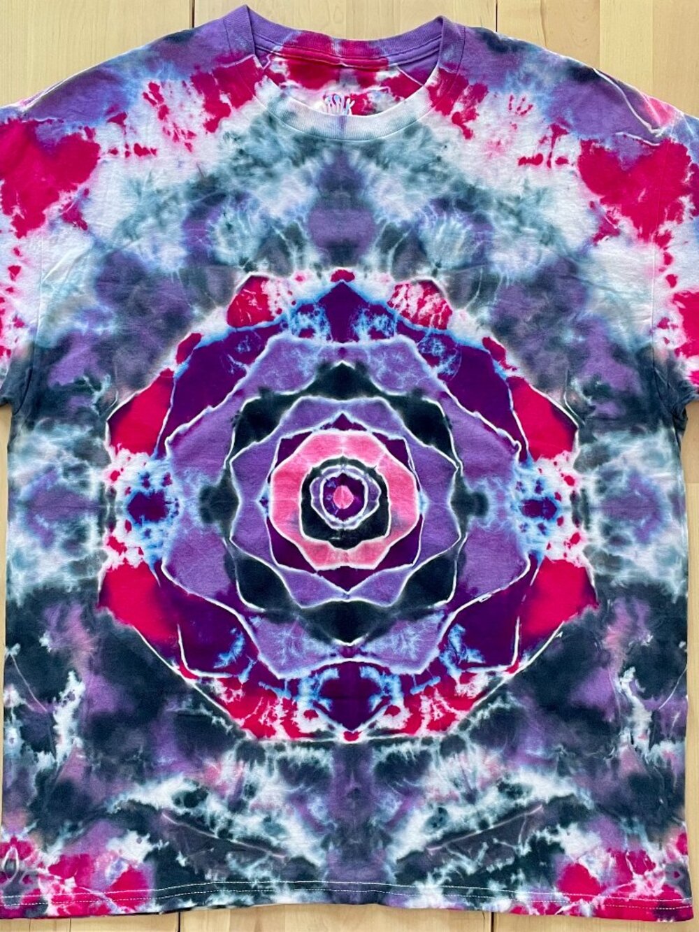 Gildan Unisex 8-Point Mandala Tie Dye T-Shirt size XL Purple Dark Blue Pink